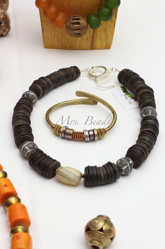 Kette: Kokosscheiben antik, Spinnwirtel aus Ton, Mali neu, Achatperle antik – früher Zahlungsmittel -
Armreif: Messing gehämmert, Double Spiral in Messing und Kupfer, Scheiben aus Metall, Heizungsrohre aus Kupfer Kette: Kokosscheiben antik, Spinnwirtel aus Ton, Mali neu, Achatperle antik – früher Zahlungsmittel -
Armreif: Messing gehämmert, Double Spiral in Messing und Kupfer, Scheiben aus Metall, Heizungsrohre aus Kupfer