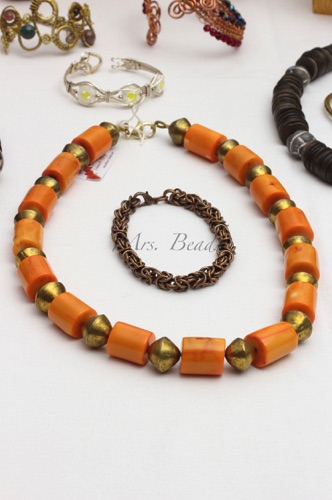 Kette: Koralle gefärbt, Tuaregperlen Messing -
Armband: Kupferdraht Chainmaille Byzantin, recycelt aus Elektrokabeln -
Armreif: versilberter Kupferdraht, moderne Millefiori Kette: Koralle gefärbt, Tuaregperlen Messing -
Armband: Kupferdraht Chainmaille Byzantin, recycelt aus Elektrokabeln -
Armreif: versilberter Kupferdraht, moderne Millefiori