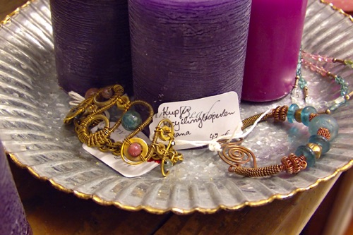 Armreifen in Wirework mit afrikanischen Recycling Glasperlen oder Achatperlen Armreifen in Wirework mit afrikanischen Recycling Glasperlen oder Achatperlen