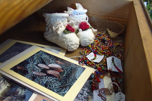 Afrikanische Christmasbeads in der Schublade mit Taufschühchen Afrikanische Christmasbeads in der Schublade mit Taufschühchen