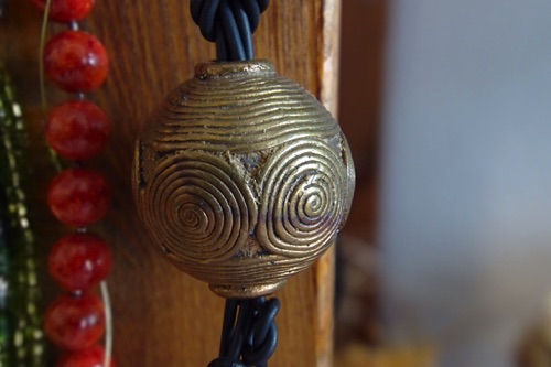 Eine Ashantiperle aus der verlorenen Form, eine Handarbeit von der Westküste Afrikas Eine Ashantiperle aus der verlorenen Form, eine Handarbeit von der Westküste Afrikas