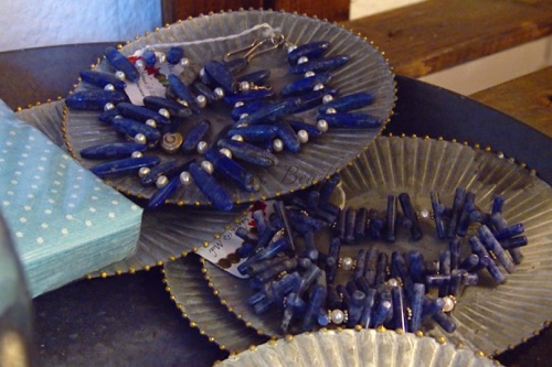 Ketten aus Lapis und Sodalith mit Süsswasserperlen räkeln sich auf Zinntellern Ketten aus Lapis und Sodalith mit Süsswasserperlen räkeln sich auf Zinntellern